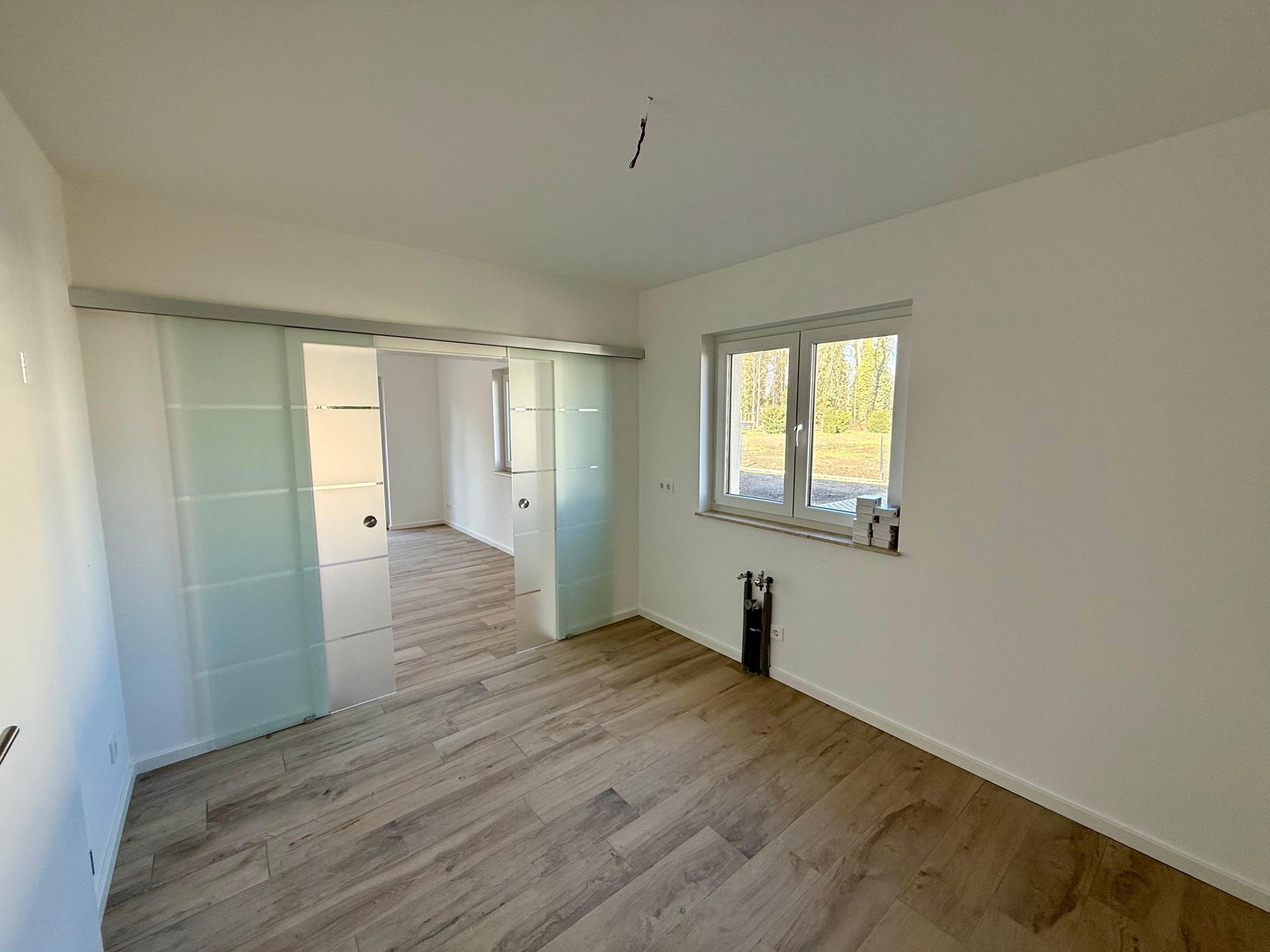 Innenansicht – Wohnbereich mit Glasschiebetür